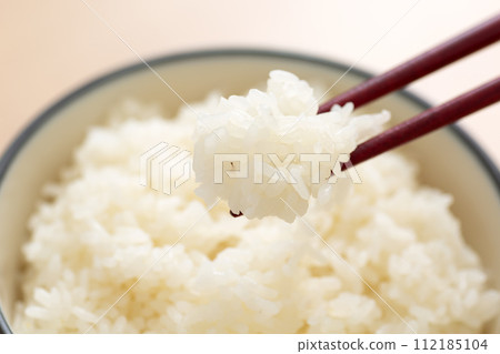 一個女人在碗裡吃白飯的手 112185104