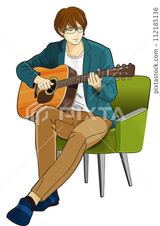一個男人坐在椅子上彈著木吉他 112185136