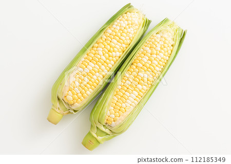 白色背景玉米 白色背景玉米 112185349