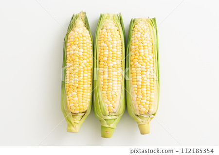 白色背景玉米 白色背景玉米 112185354