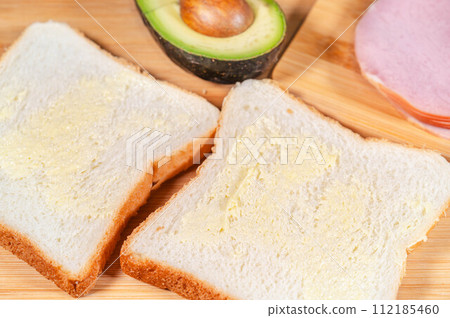 奶油塗在麵包上 112185460
