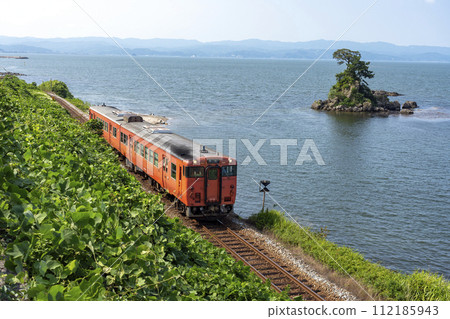 Himi Line train running along the Amaharashi Coast 112185943