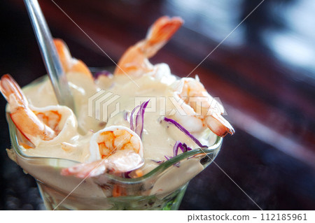 Glass with shrimp cocktail and white sauce 112185961