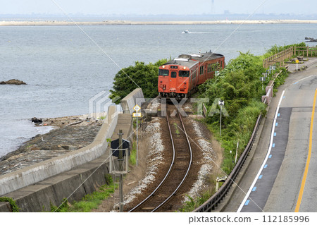 Himi Line train running along Toyama Bay 112185996