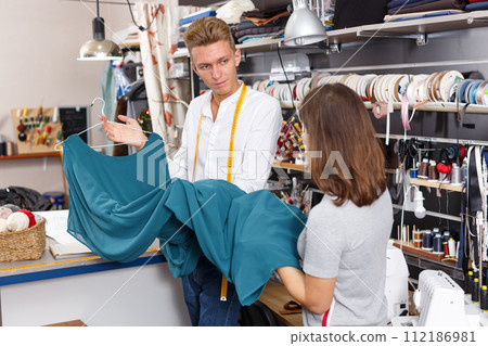 Man, woman, tailor 112186981