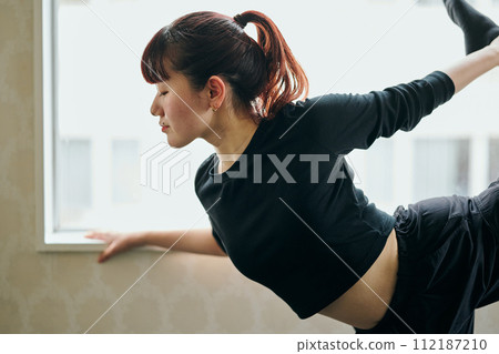 練習舞蹈的年輕女子 練習舞蹈的年輕女子 112187210