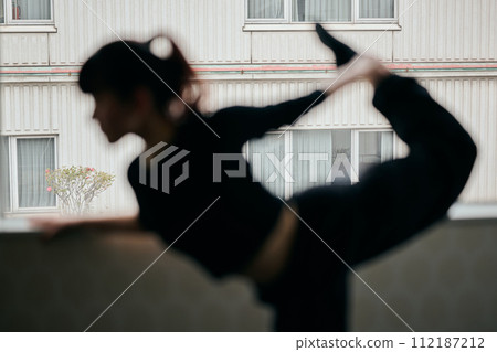 練習舞蹈的年輕女子 練習舞蹈的年輕女子 112187212