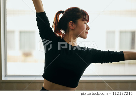 練習舞蹈的年輕女子 112187215