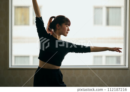練習舞蹈的年輕女子 112187216