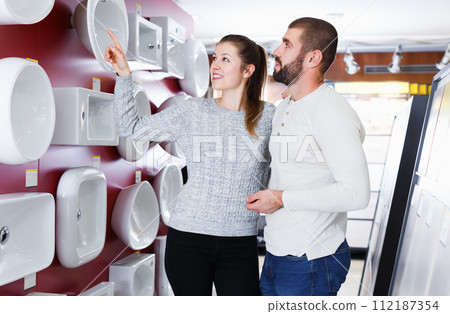 couple choosing ceramic bath couple choosing ceramic bath 112187354