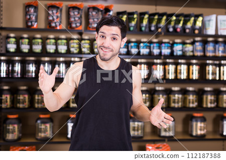 salesman welcoming in sport nutrition shop 112187388