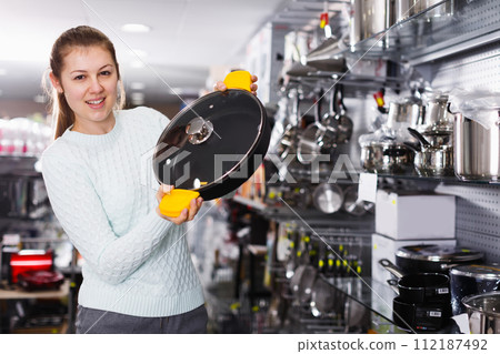 female shows stewpot female shows stewpot 112187492