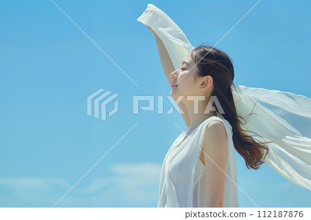 AI 產生的影像：一名年輕女子手持白布向天空站著 112187876