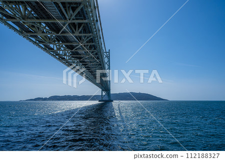 從明石海峽大橋下看到的明石海和淡路島 從明石海峽大橋下看到的明石海和淡路島 112188327