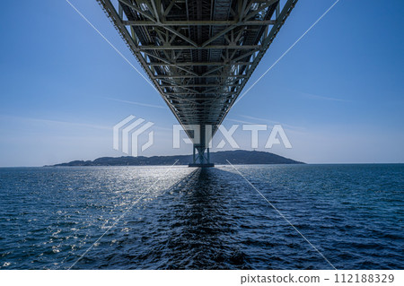 從底部看到的明石海峽大橋 從底部看到的明石海峽大橋 112188329