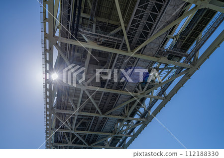 從下面仰望的明石海峽大橋 從下面仰望的明石海峽大橋 112188330