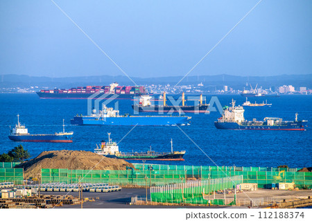 日本橫濱城市景觀 從橫濱(後方千葉)看東京灣貨櫃船 日本橫濱城市景觀 從橫濱(後方千葉)看東京灣貨櫃船 112188374
