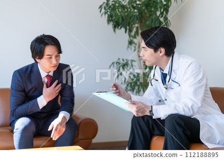 在醫院工作的一名男子和一名醫生 在醫院工作的一名男子和一名醫生 112188895