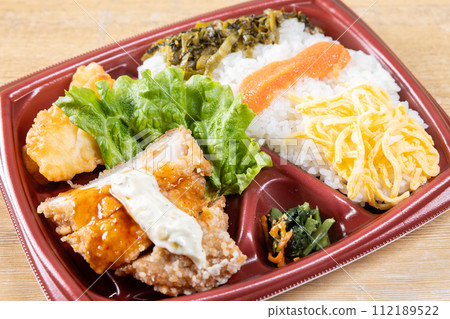 Lunch box with delicious fried chicken Tatsuta and lots of side dishes 112189522
