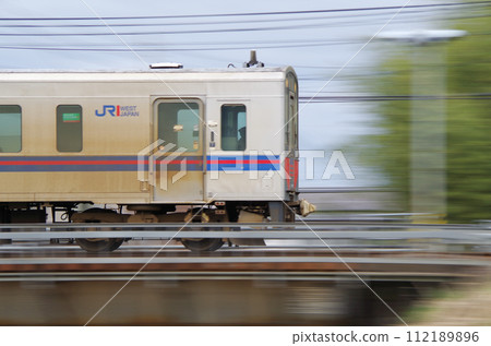 高速行駛的普通列車（Kiha 126系列柴油軌道車） 112189896