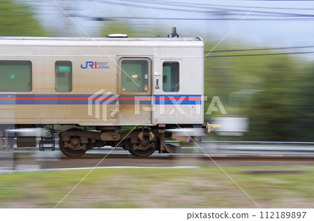 高速行駛的普通列車（Kiha 126系列柴油軌道車） 112189897