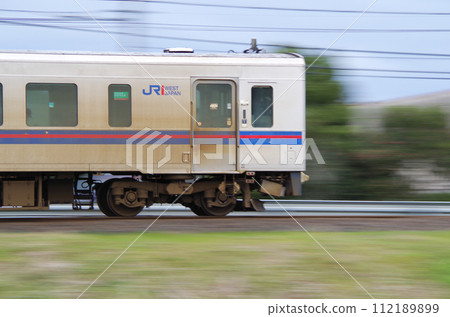 Local train passing at high speed (Kiha 126 series diesel rail car) 112189899