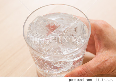 喝碳酸水的女人的手 喝碳酸水的女人的手 112189989