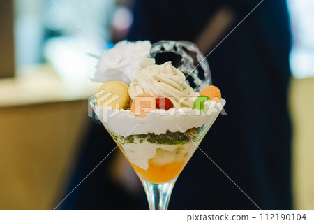 Night parfait with cotton candy 112190104