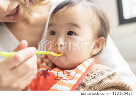 嬰兒吃嬰兒食品 112190485