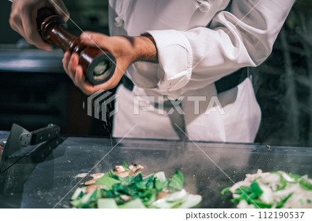 【#鐵板燒】廚師親手炒蔬菜 112190537