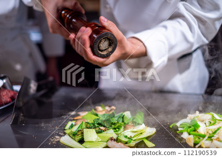 [#Teppanyaki] Chef's hand making stir-fried vegetables 112190539