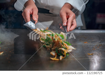 【#鐵板燒】廚師親手炒蔬菜 112190725