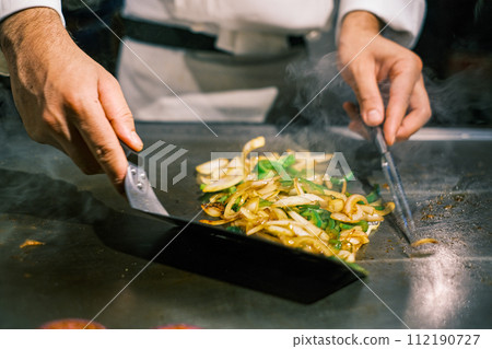 【#鐵板燒】廚師親手炒蔬菜 112190727