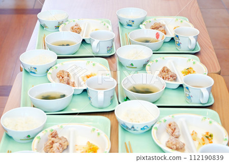 Served school lunches, school lunches, facility meals, school lunch side dishes, children's meals, image materials 112190839