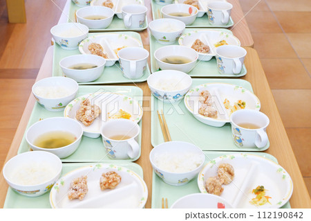 提供學校午餐、學校午餐、設施餐、學校午餐配菜、兒童餐、影像資料 112190842