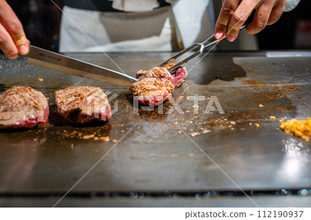 【#鐵板燒】廚師手烤牛排肉 【#鐵板燒】廚師手烤牛排肉 112190937