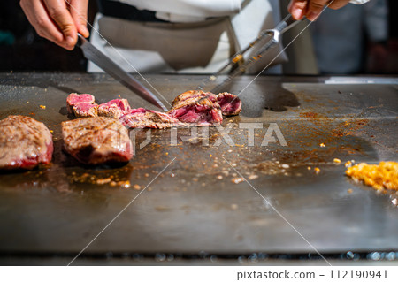 【#鐵板燒】廚師手烤牛排肉 【#鐵板燒】廚師手烤牛排肉 112190941
