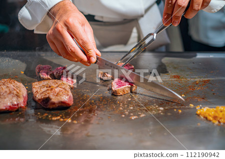 [#Teppanyaki] Chef's hand grilling steak meat 112190942
