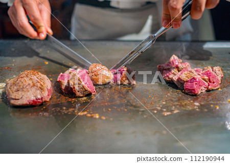 【#鐵板燒】廚師手烤牛排肉 【#鐵板燒】廚師手烤牛排肉 112190944