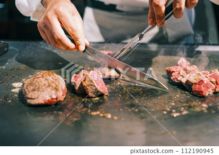 [#Teppanyaki] Chef's hand grilling steak meat 112190945