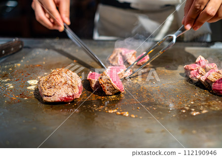 [#Teppanyaki] Chef's hand grilling steak meat 112190946