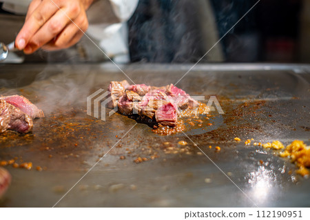 [#Teppanyaki] Chef's hand grilling steak meat 112190951