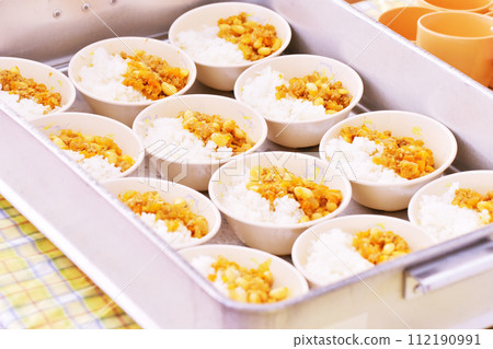 School lunches lined up, school lunches, facility meals, school lunch side dishes, serving style image material 112190991