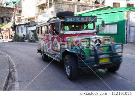 充滿速度的吉普車 112191035