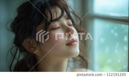 閉著眼睛的女人的個人資料 112191205