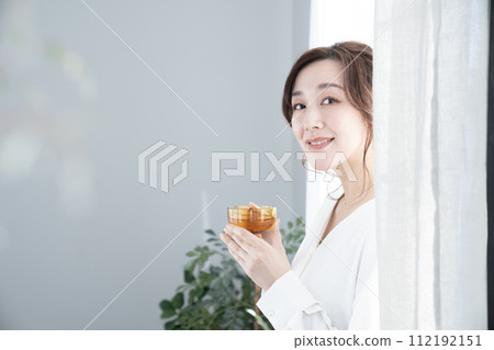 窗邊拿著茶杯的美女 112192151