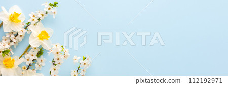 Festive background with spring flowers 112192971