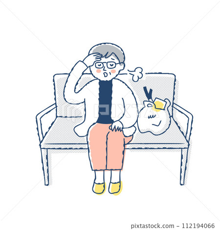 購物後在長凳上休息的高級女性 購物後在長凳上休息的高級女性 112194066