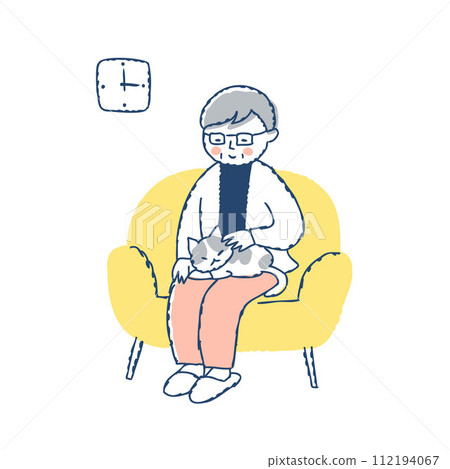 Senior woman relaxing with cat on sofa 112194067