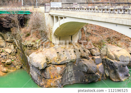 [延青寺橋]建在巨石上的橋[東千熊郡生坂村] 112196525